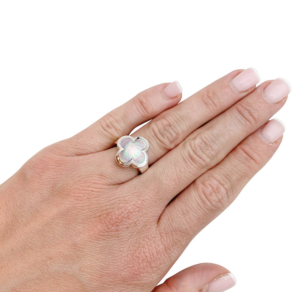 Bague VAN CLEEF & ARPELS modèle "Pure Alhambra" en or blanc, nacre grise - Castafiore