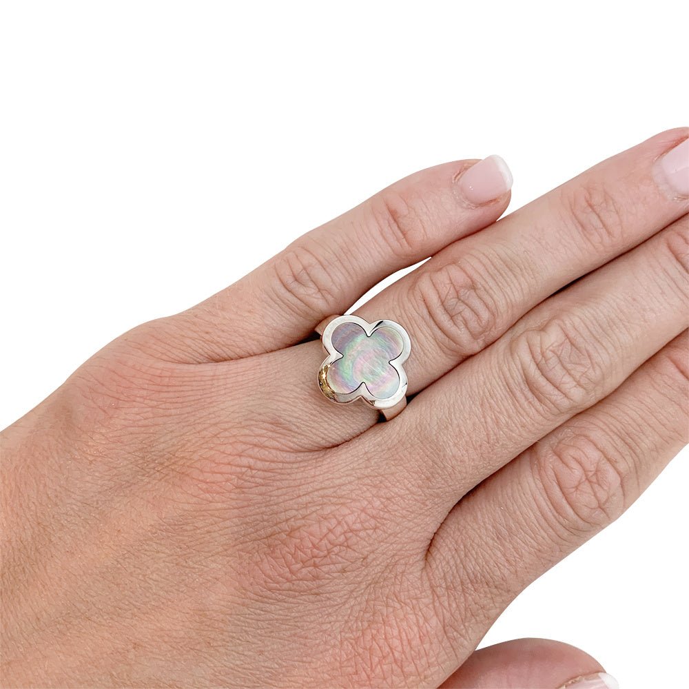 Bague VAN CLEEF & ARPELS modèle "Pure Alhambra" en or blanc, nacre grise - Castafiore
