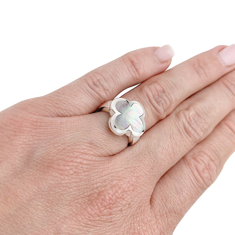 Bague VAN CLEEF & ARPELS modèle "Pure Alhambra" en or blanc, nacre grise - Castafiore