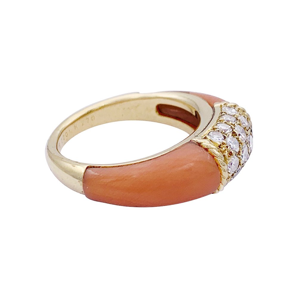 Bague Van Cleef & Arpels "Philippine" en or jaune, corail rose et diamants. - Castafiore