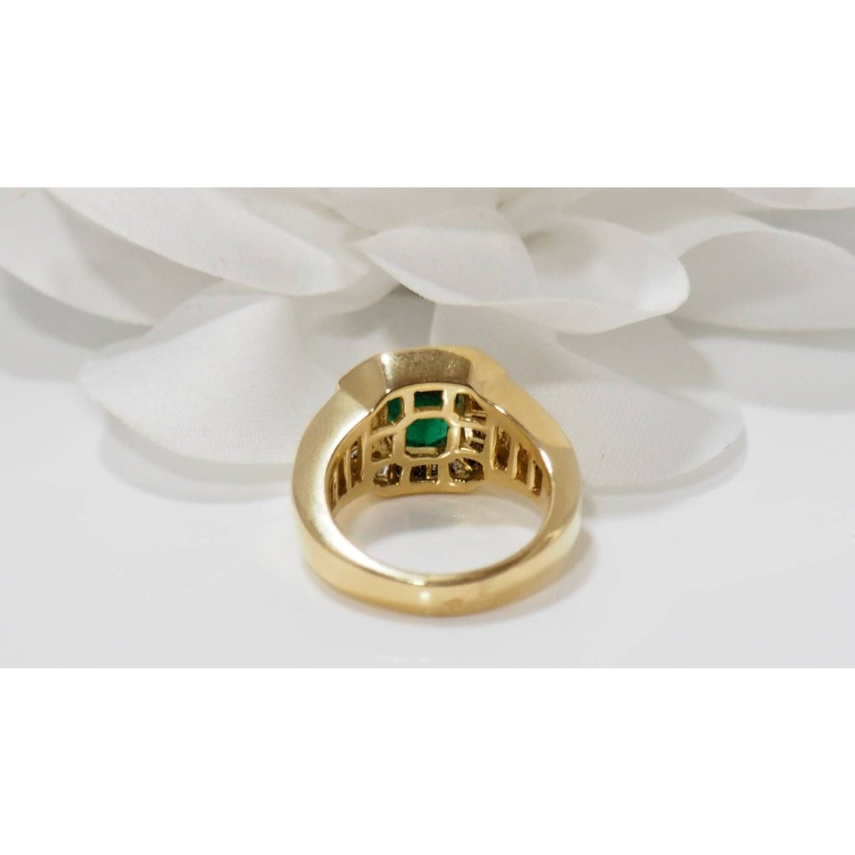 Bague vintage en or jaune, émeraude et diamants - Castafiore