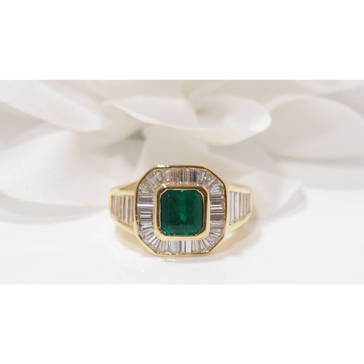 Bague vintage en or jaune, émeraude et diamants - Castafiore