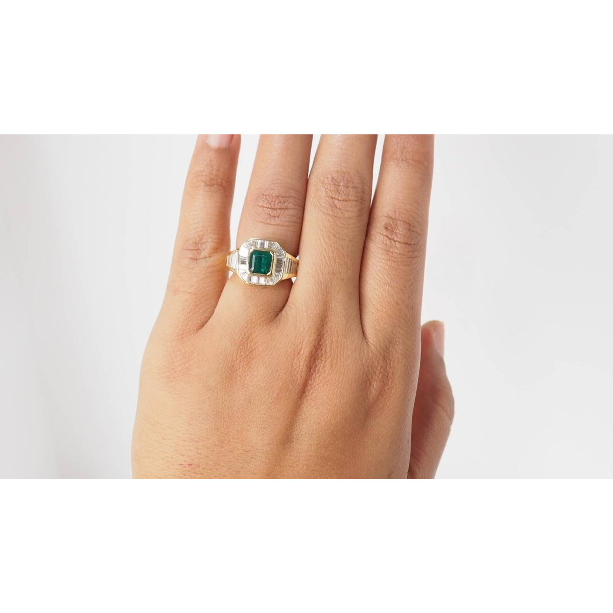 Bague vintage en or jaune, émeraude et diamants - Castafiore
