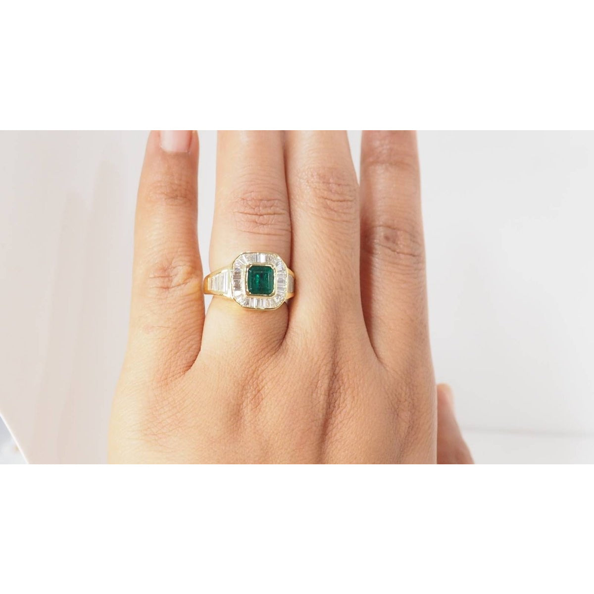 Bague vintage en or jaune, émeraude et diamants - Castafiore