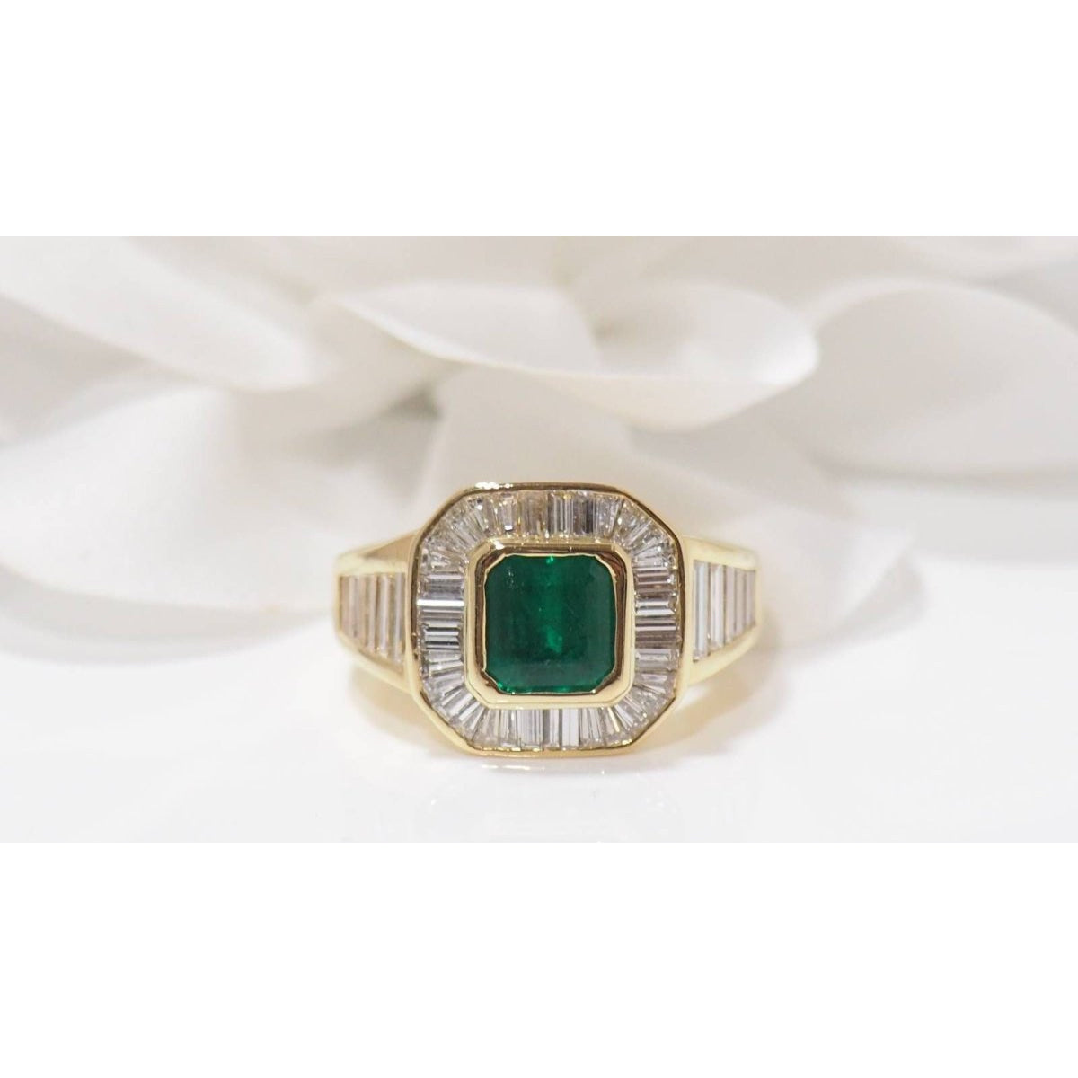 Bague vintage en or jaune, émeraude et diamants - Castafiore