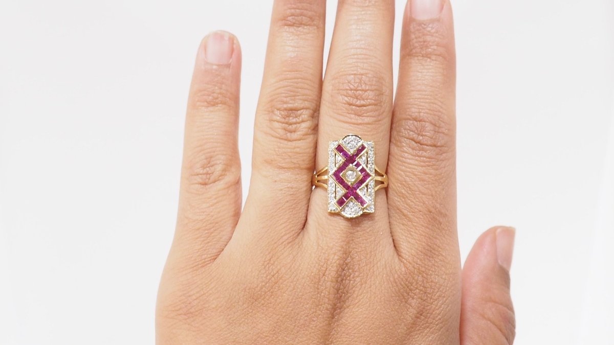 Bague vintage en or jaune, rubis et diamants - Castafiore
