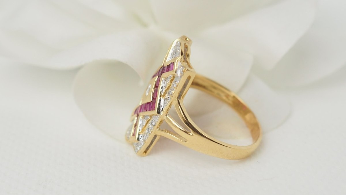 Bague vintage en or jaune, rubis et diamants - Castafiore
