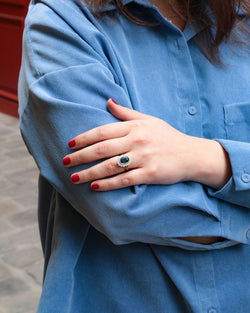 Bague vintage marguerite en or, saphir et diamants - Castafiore