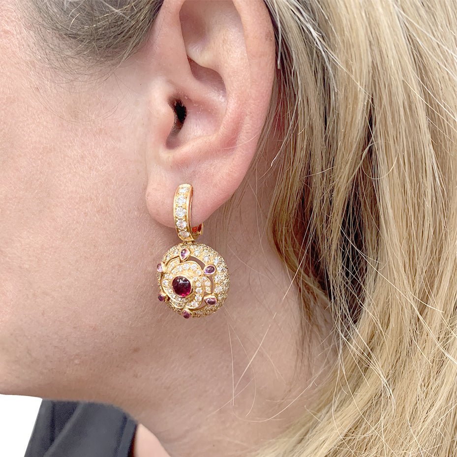 Boucles d'oreille Boucheron, "Jeanne", or rose, diamants, saphirs roses et rubis. - Castafiore