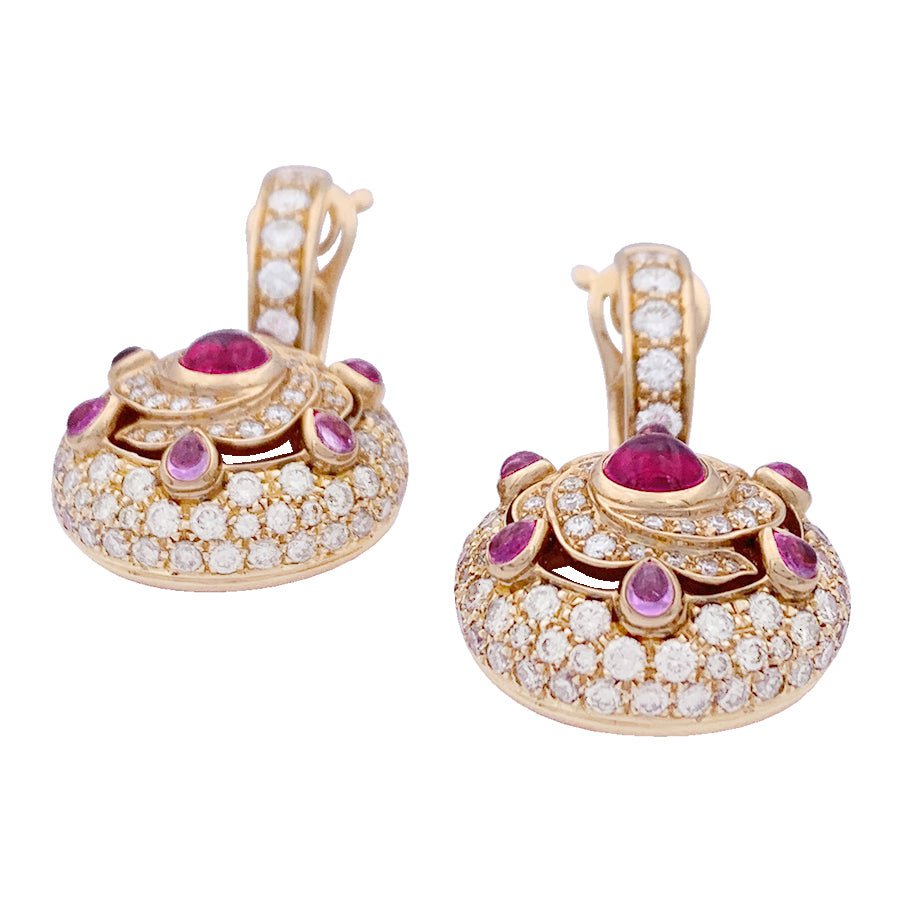 Boucles d'oreille Boucheron, "Jeanne", or rose, diamants, saphirs roses et rubis. - Castafiore