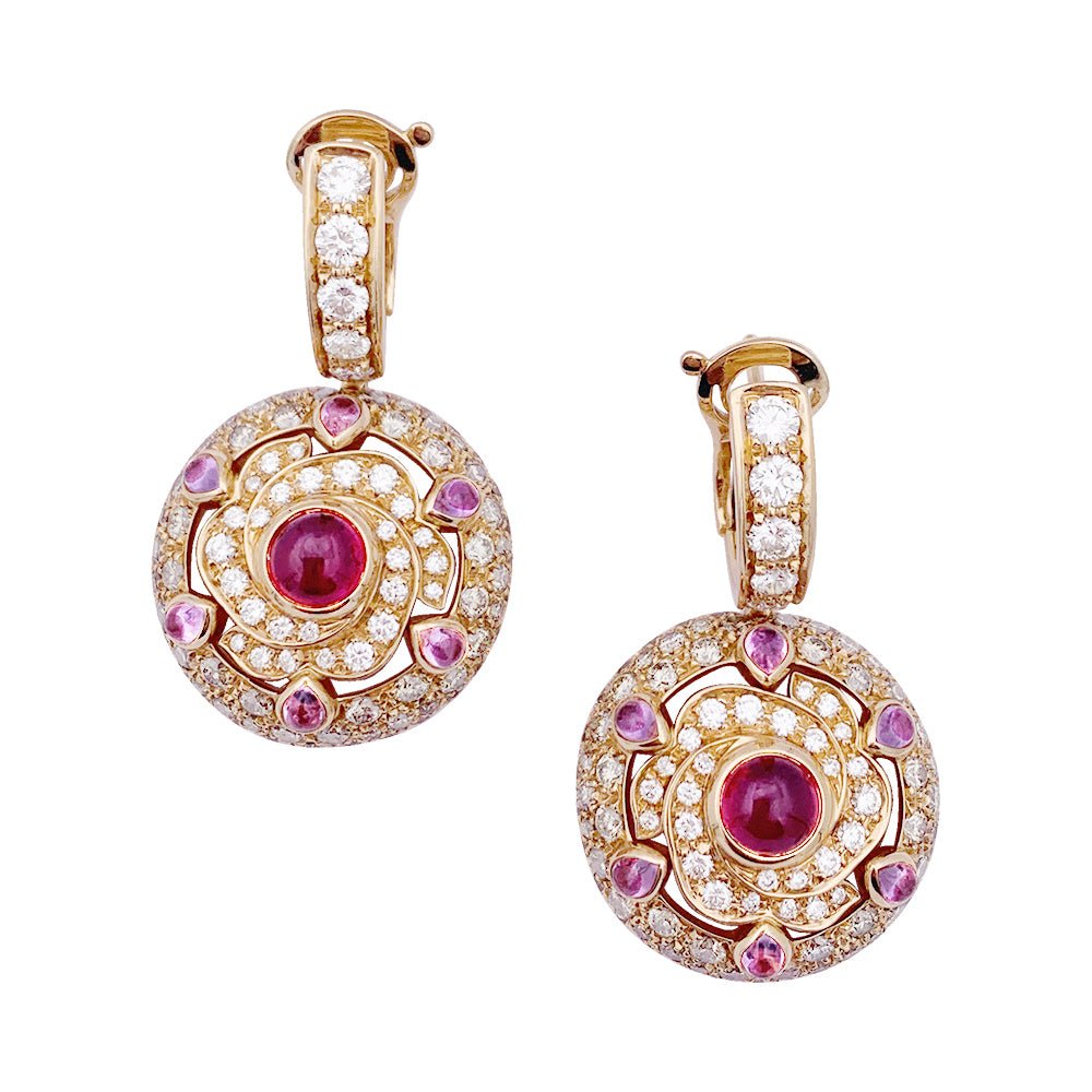 Boucles d'oreille Boucheron, "Jeanne", or rose, diamants, saphirs roses et rubis. - Castafiore