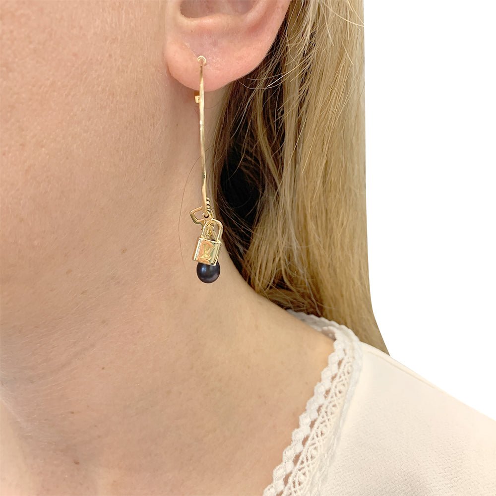 Boucles d'oreille Créoles LOUIS VUITTON "Monogram" en or jaune et perles - Castafiore