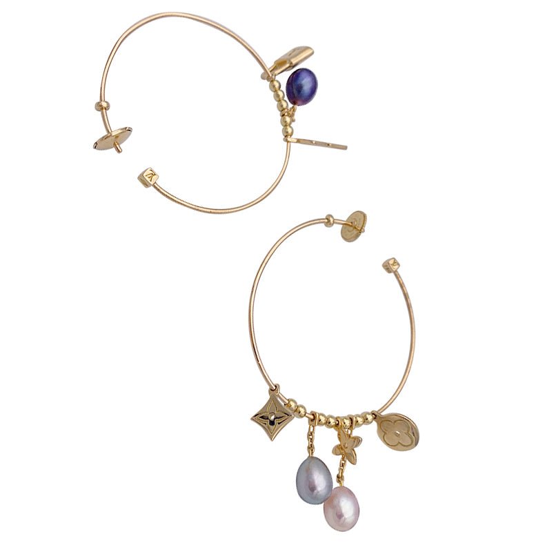 Boucles d'oreille Créoles LOUIS VUITTON "Monogram" en or jaune et perles - Castafiore