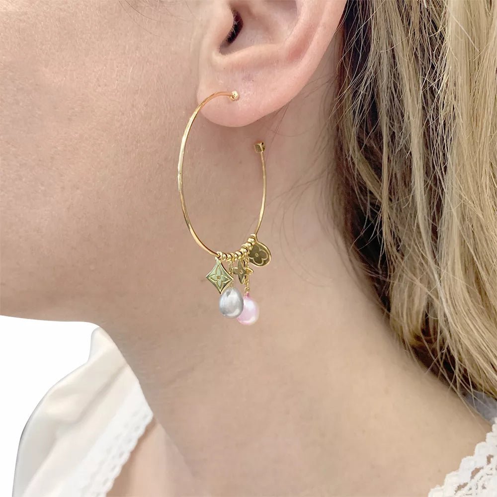 Boucles d'oreille Créoles LOUIS VUITTON "Monogram" en or jaune et perles - Castafiore