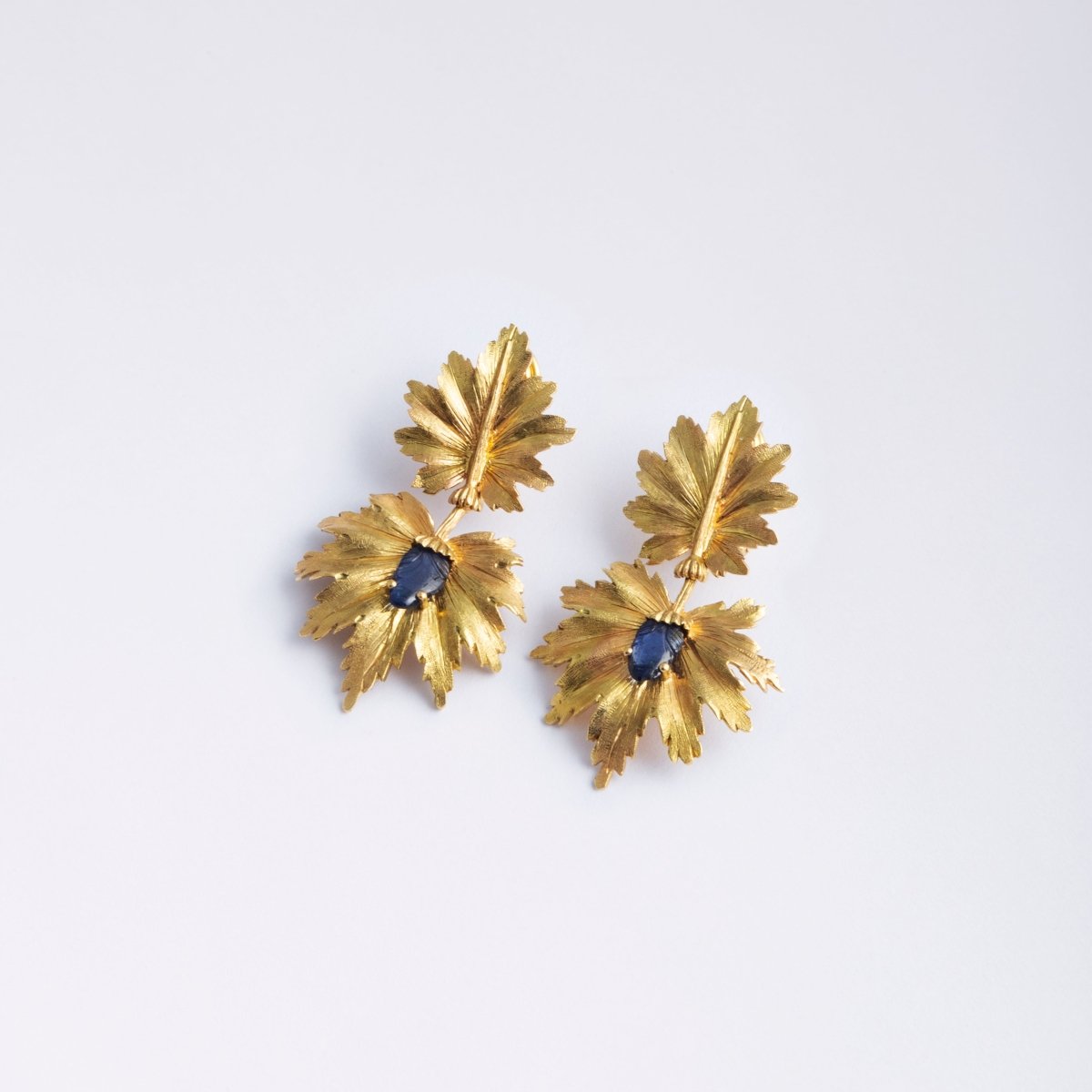 Boucles d'oreille pendantes BUCCELLATI, or jaune et saphirs gravés - Castafiore