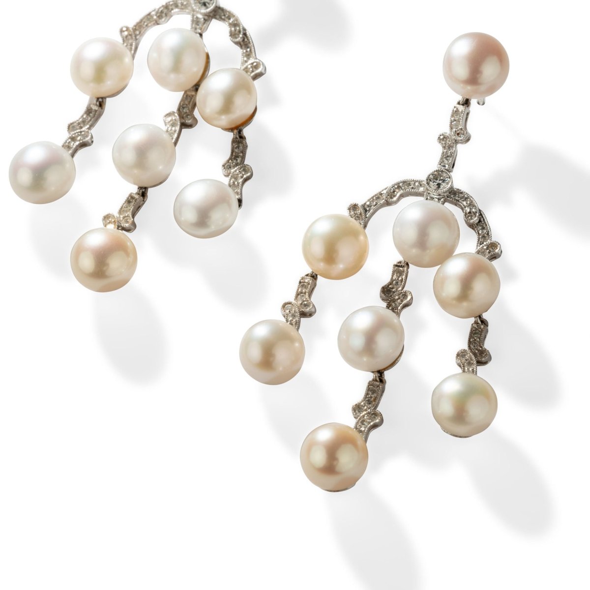 Boucles d'oreille Pendantes Girandoles en or blanc, perles et diamants - Castafiore