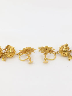 Boucles d’oreilles anciennes composées d’arabesques et de pampilles en or - Castafiore