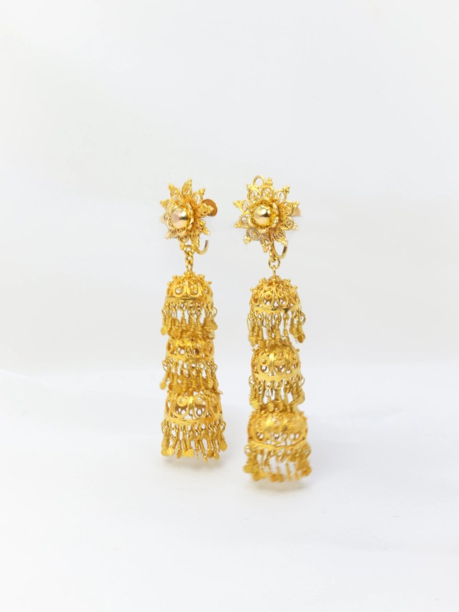 Boucles d’oreilles anciennes composées d’arabesques et de pampilles en or - Castafiore