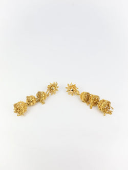 Boucles d’oreilles anciennes composées d’arabesques et de pampilles en or - Castafiore