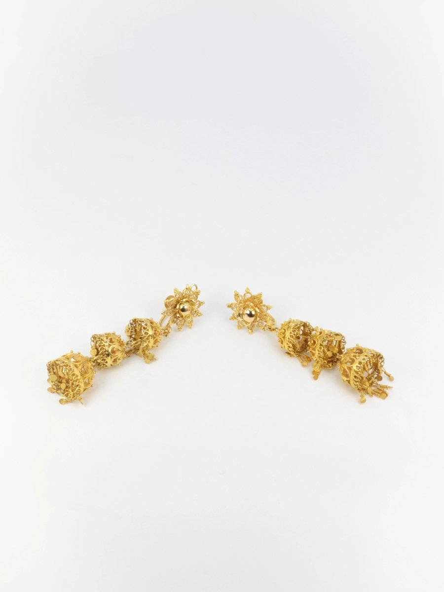 Boucles d’oreilles anciennes composées d’arabesques et de pampilles en or - Castafiore