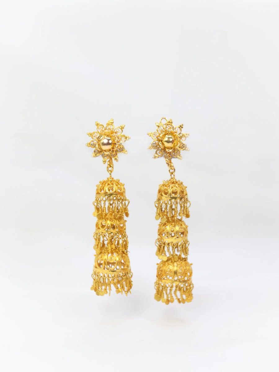 Boucles d’oreilles anciennes composées d’arabesques et de pampilles en or - Castafiore