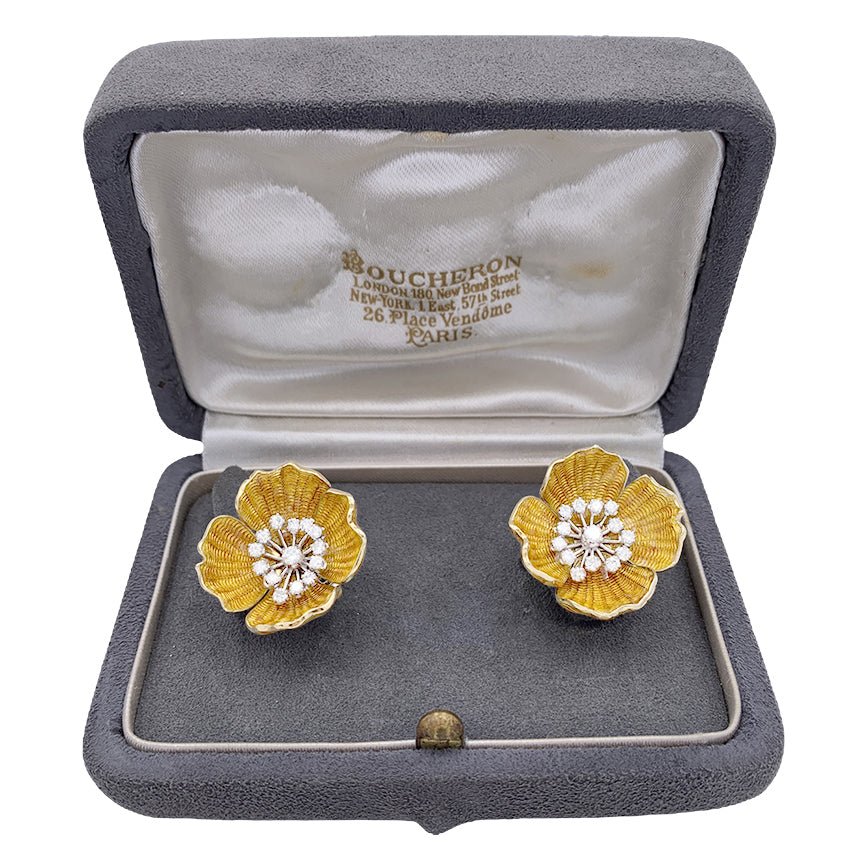 Boucles d'oreilles Boucheron, "Eglantine",or et platine, émail et diamants - Castafiore