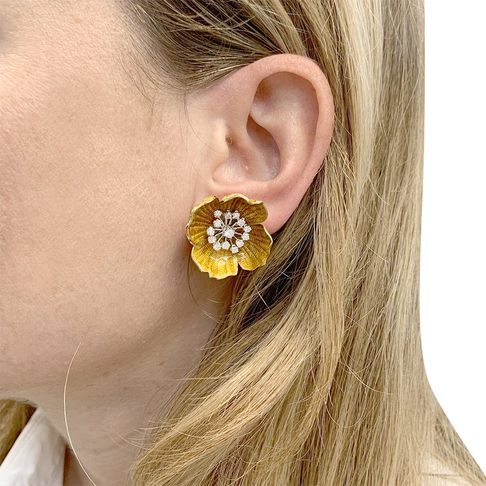 Boucles d'oreilles Boucheron, "Eglantine",or et platine, émail et diamants - Castafiore