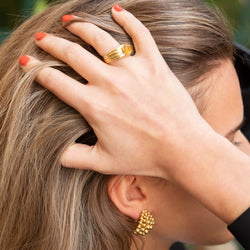 Boucles d'oreilles BOUCHERON en or jaune et perles - Castafiore