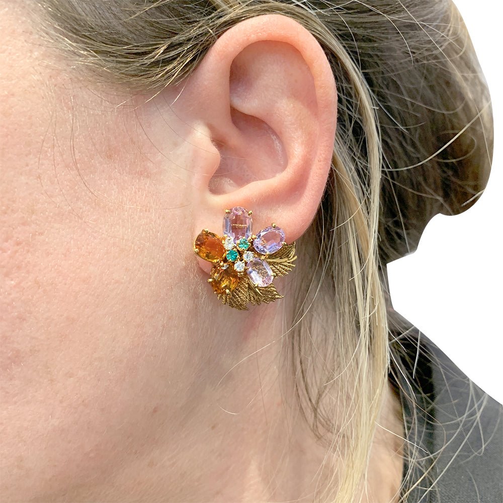 Boucles d'oreilles BOUCHERON "Fleur" or jaune et platine, pierres de couleur - Castafiore
