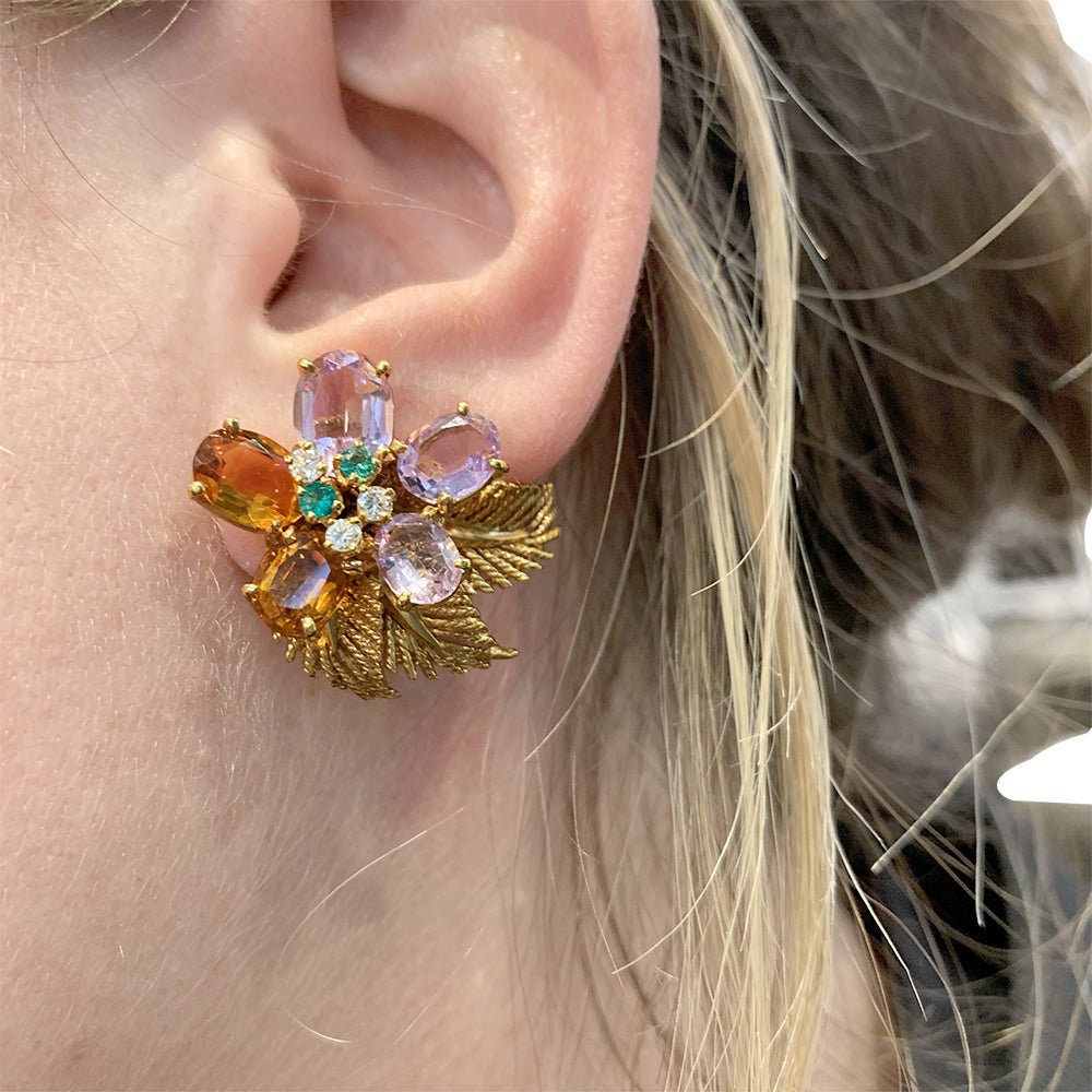Boucles d'oreilles BOUCHERON "Fleur" or jaune et platine, pierres de couleur - Castafiore