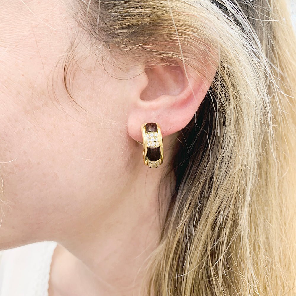 Boucles d'oreilles BOUCHERON "Les Plurielles", en or jaune, diamants et bois d'amourette - Castafiore