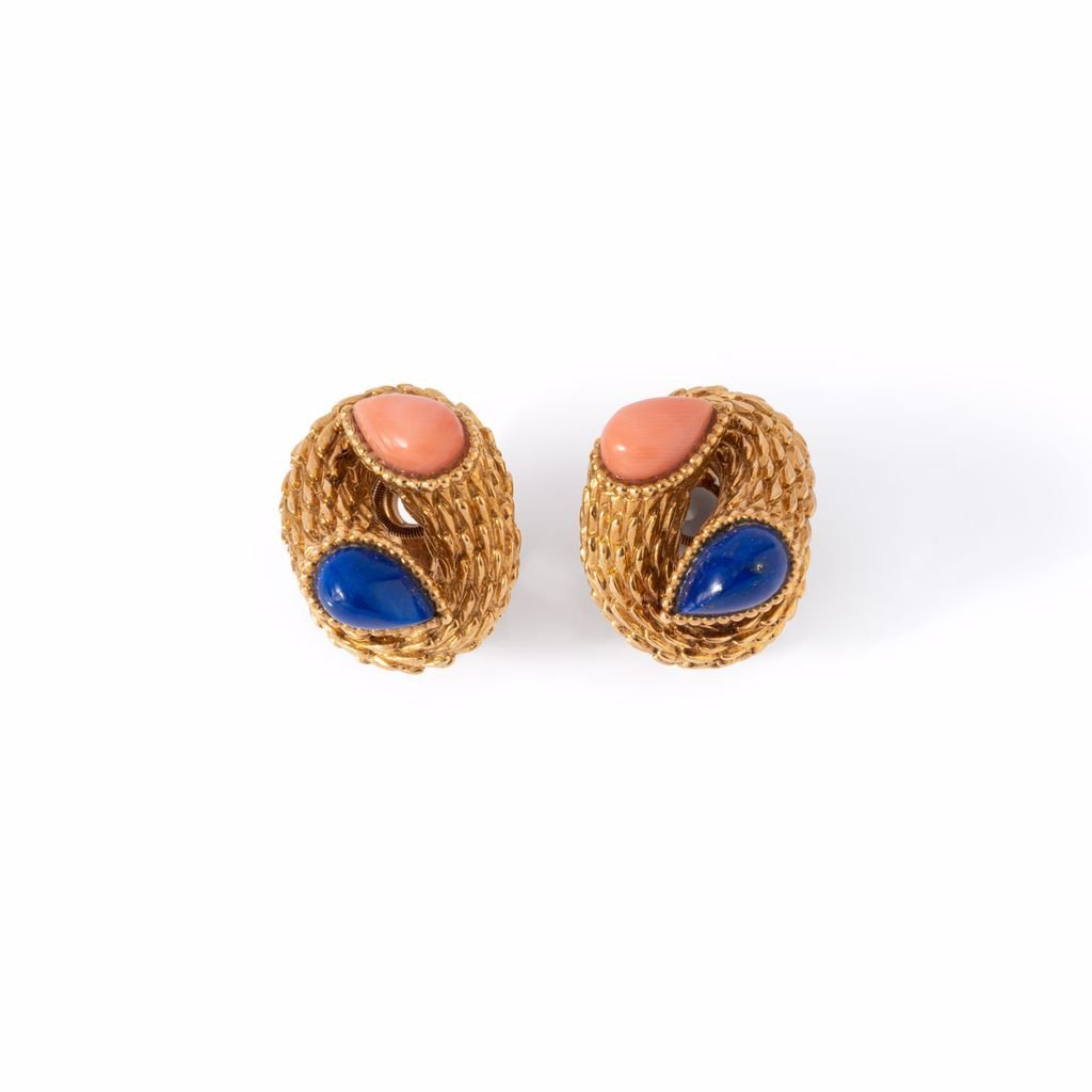 Boucles d'oreilles BOUCHERON "Serpent bohème", en or jaune, corail et lapis lazuli - Castafiore