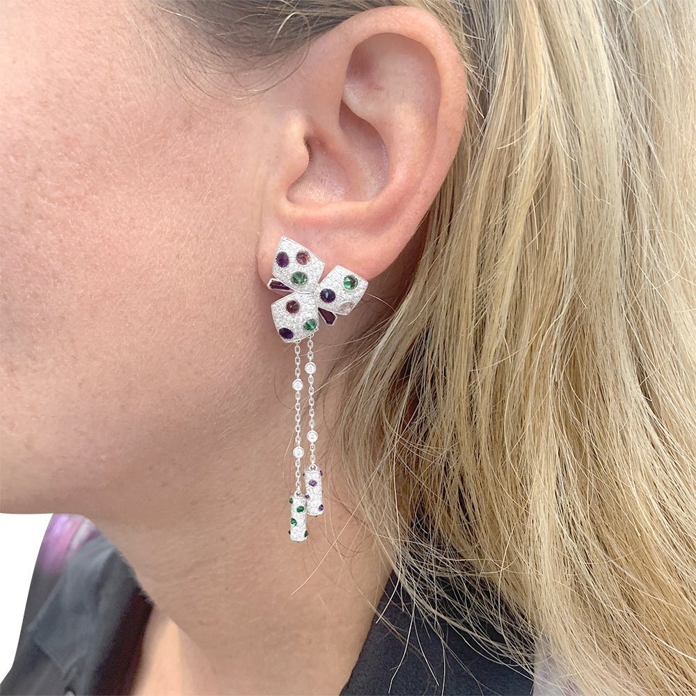 Boucles d'oreilles CARTIER "Caresse d'Orchidée"en or blanc, diamants et pierres de couleurs - Castafiore