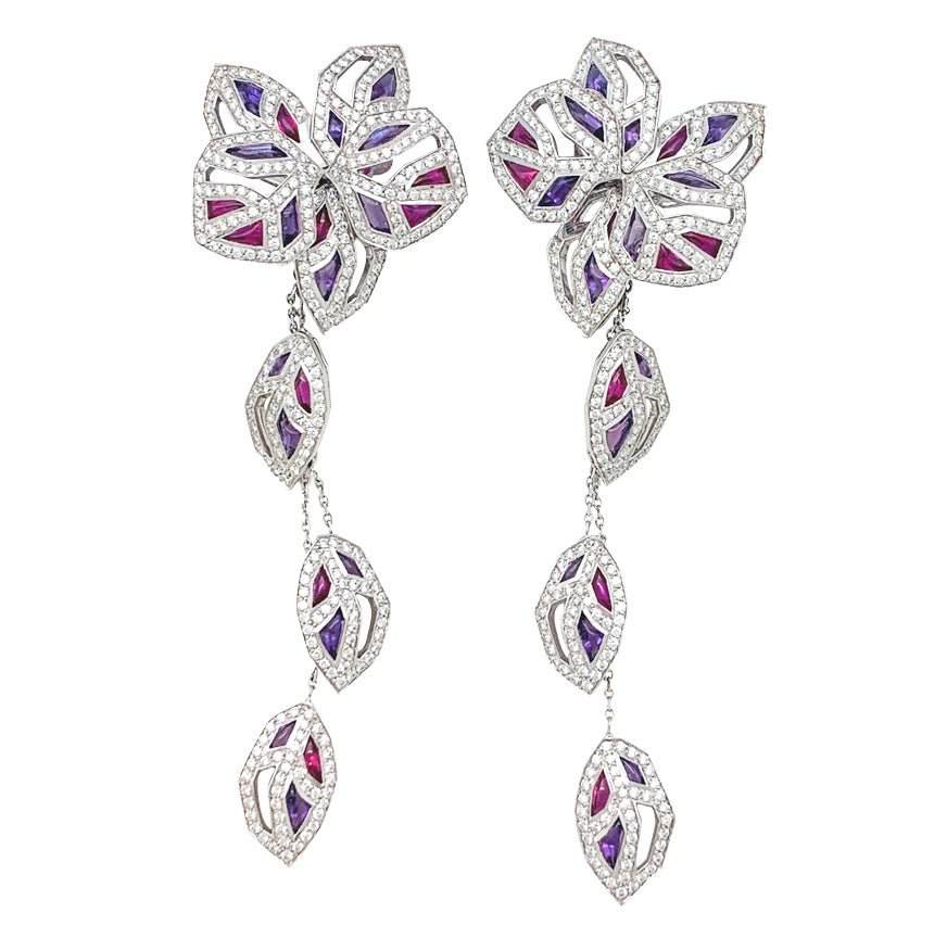 Boucles d'oreilles CARTIER "Caresse d'Orchidées" en or blanc, rubis, améthystes et diamants - Castafiore