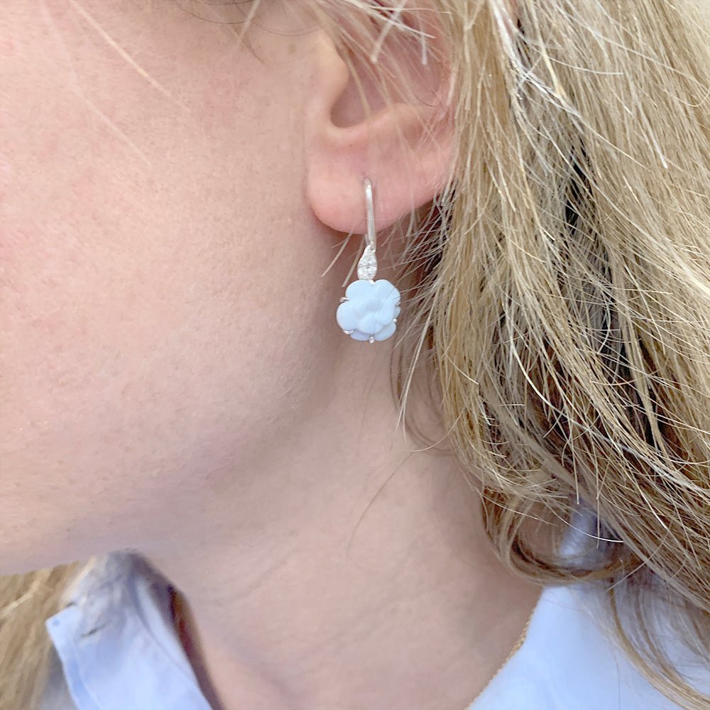 Boucles d'oreilles Chanel, "Camélia", or blanc, diamants - Castafiore