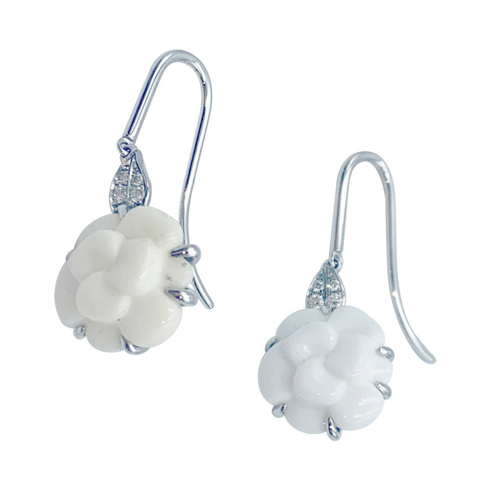 Boucles d'oreilles Chanel, "Camélia", or blanc, diamants - Castafiore