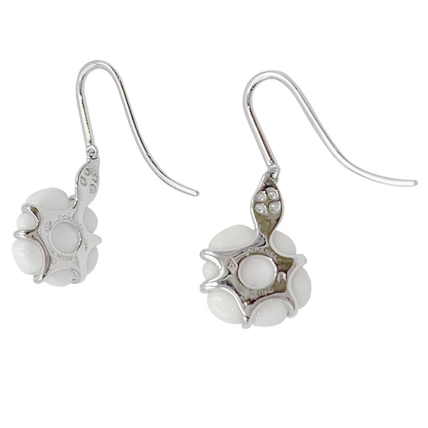 Boucles d'oreilles Chanel, "Camélia", or blanc, diamants - Castafiore