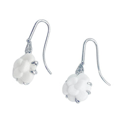 Boucles d'oreilles Chanel, "Camélia", or blanc, diamants - Castafiore
