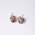 Boucles d’oreilles Clips fleur en or blanc, diamants et rubis - Castafiore