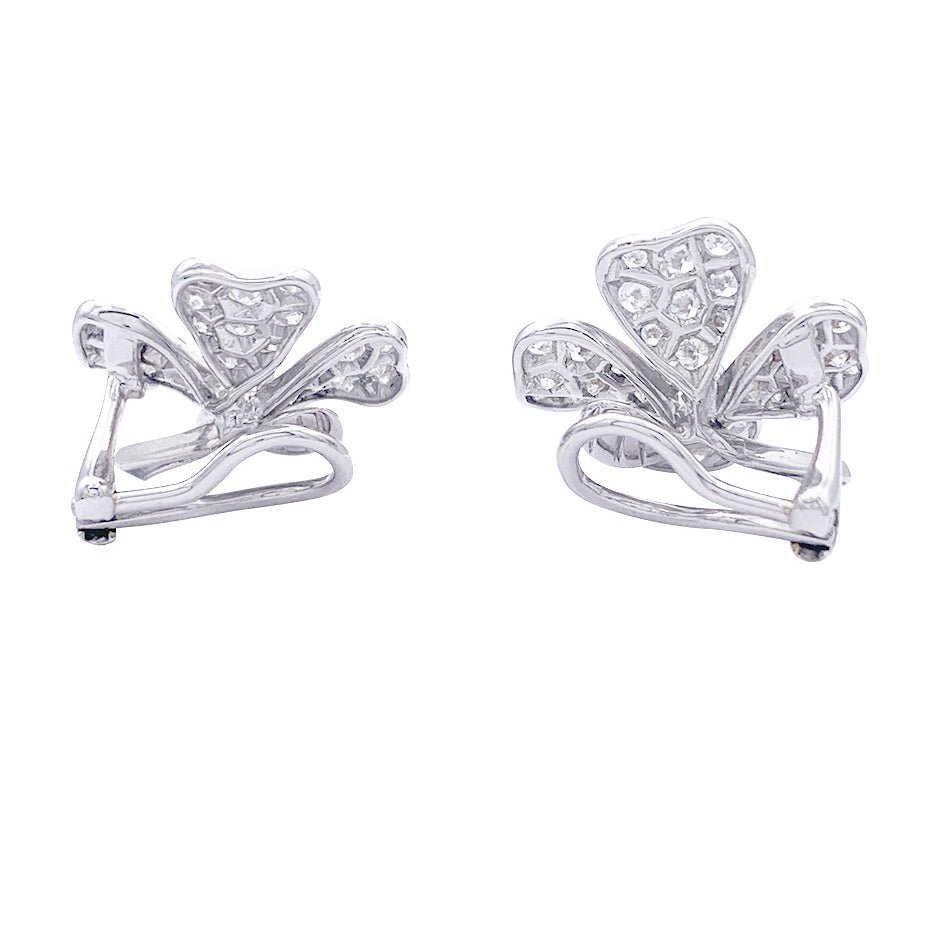 Boucles d'oreilles Clips FRED "Trèfles", en or blanc et diamants - Castafiore
