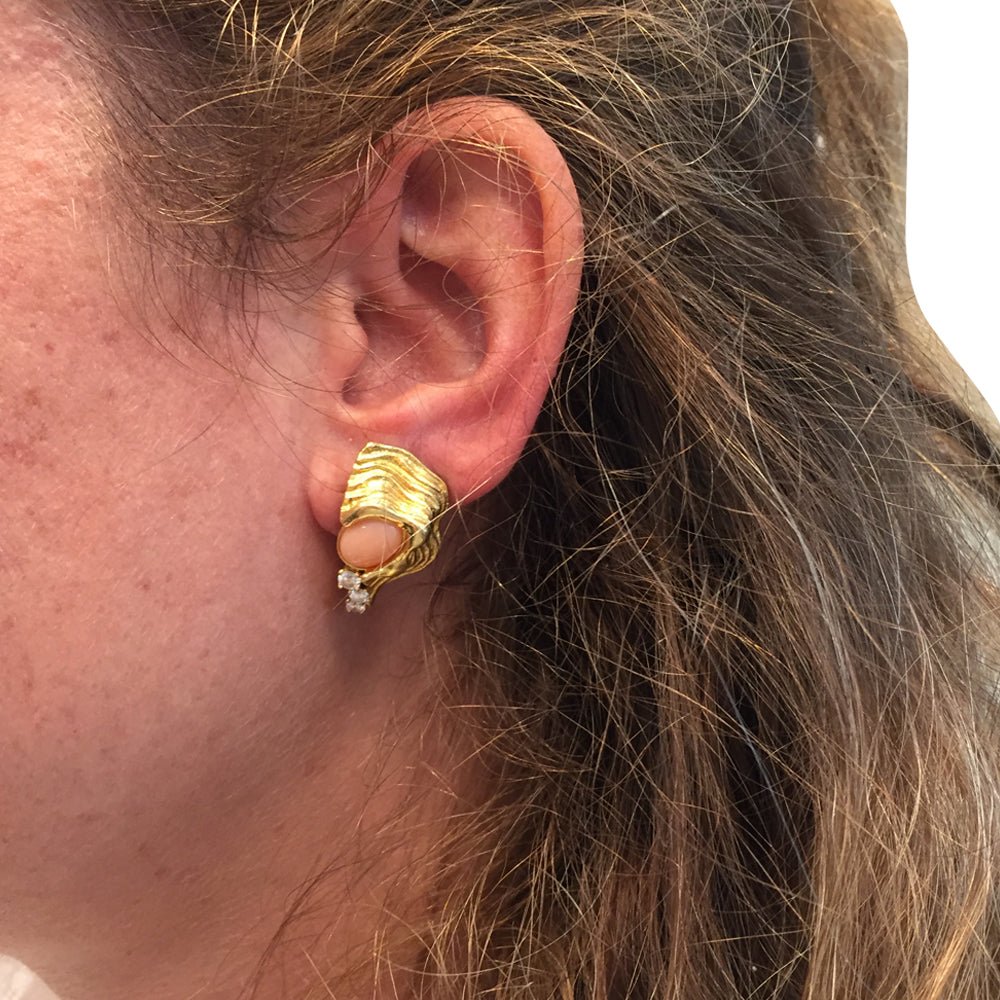 Boucles d'oreilles clips or jaune, corail et diamants - Castafiore