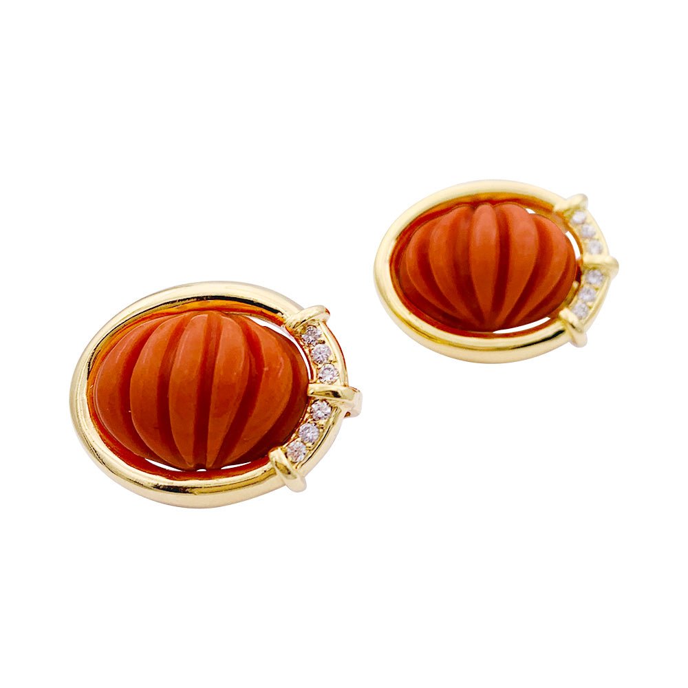 Boucles d'oreilles clips or jaune, corail et diamants. - Castafiore