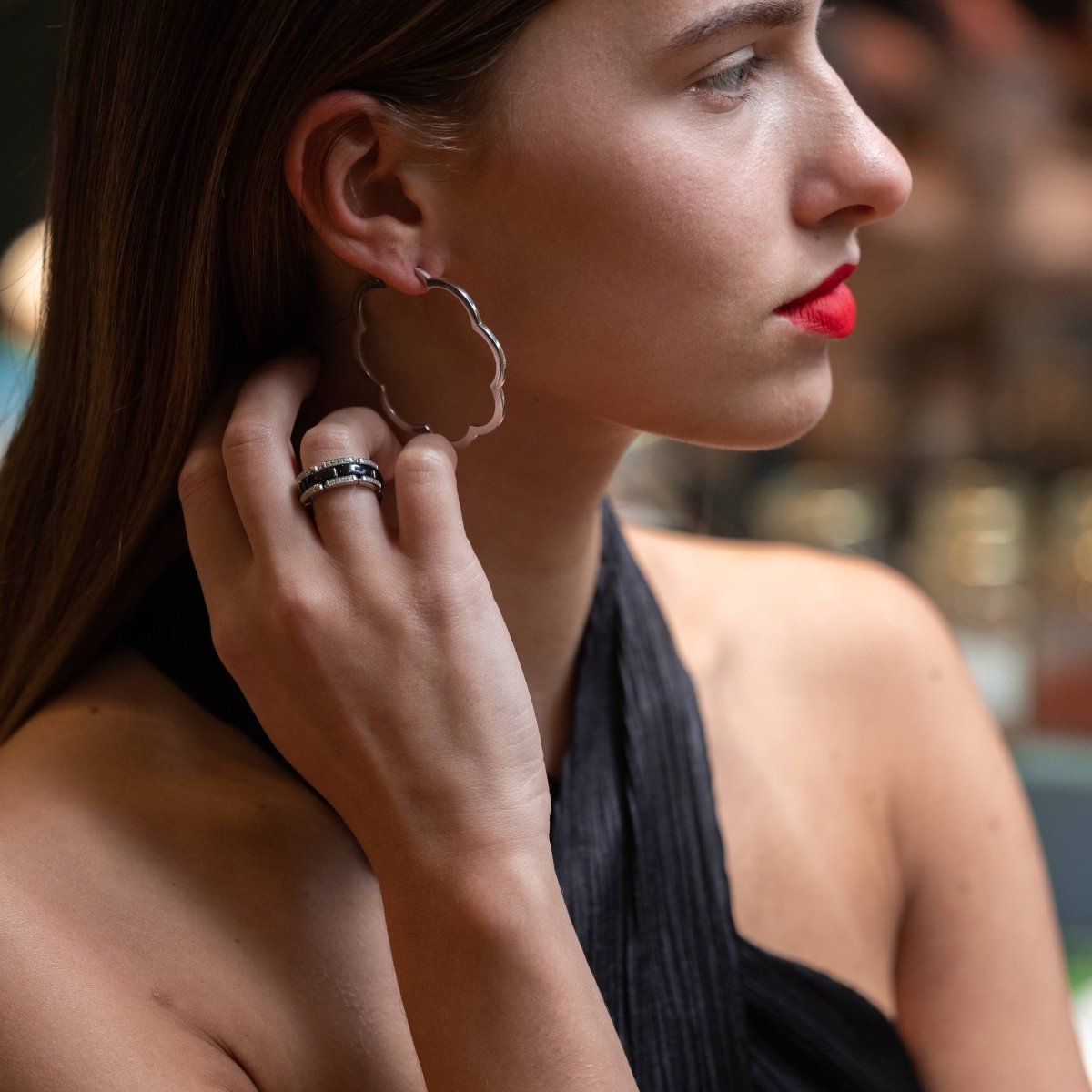 Boucles d'oreilles Créoles CHANEL "Camélia" en or blanc - Castafiore