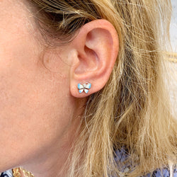 Boucles d'oreilles Dior, "Diorette", or blanc, émail, diamants. - Castafiore