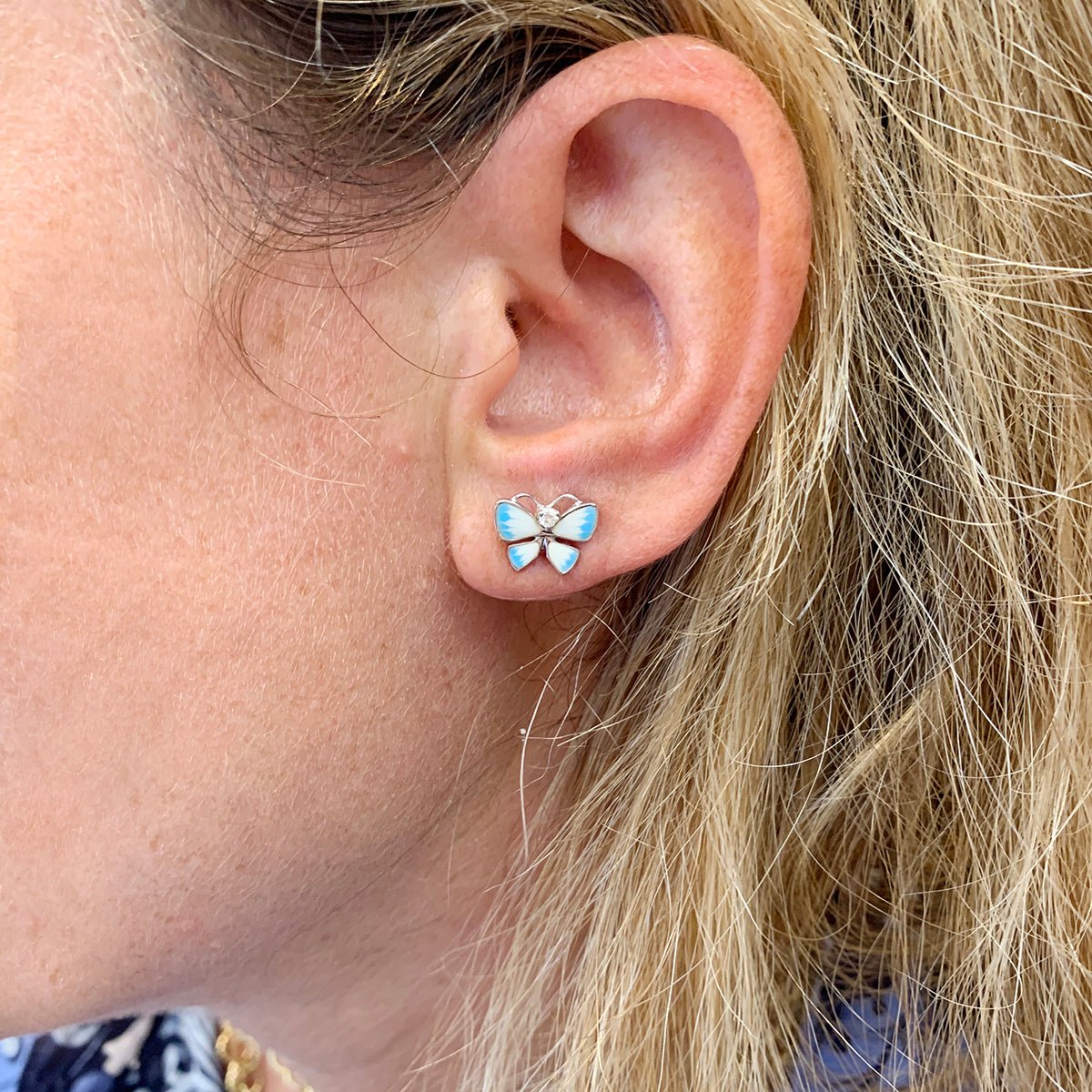 Boucles d'oreilles Dior, "Diorette", or blanc, émail, diamants. - Castafiore