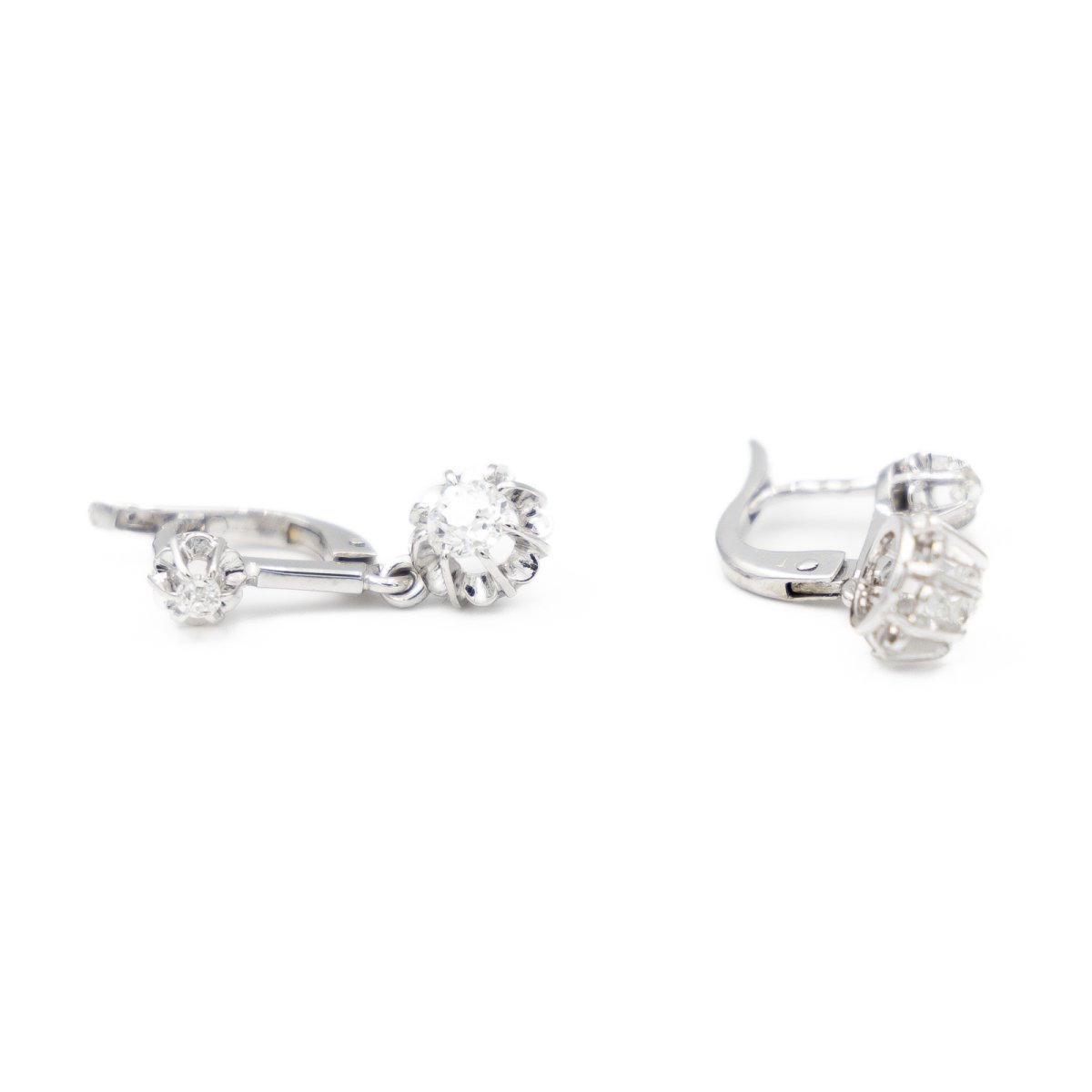 Boucles d'oreilles Dormeuses en or blanc et diamants - Castafiore