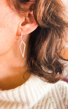 Boucles d'oreilles en gris à formes géométriques ajourées,pavées de diamant - Castafiore