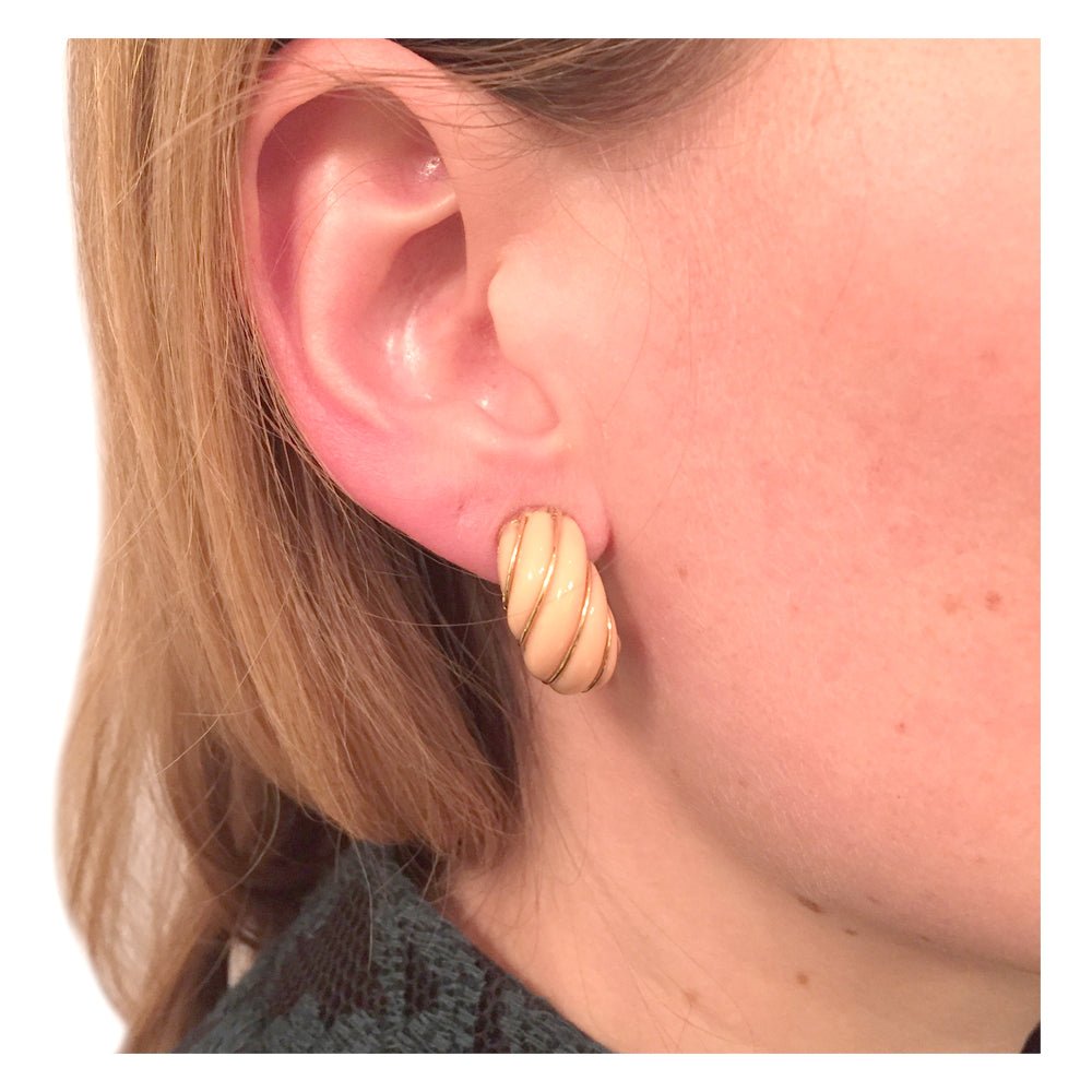 Boucles d'oreilles en or jaune et corail rose - Castafiore
