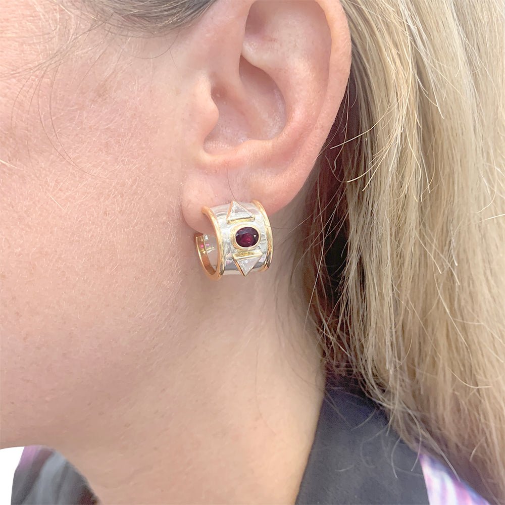 Boucles d'oreilles en or jaune et or blanc avec rubis et diamants. - Castafiore