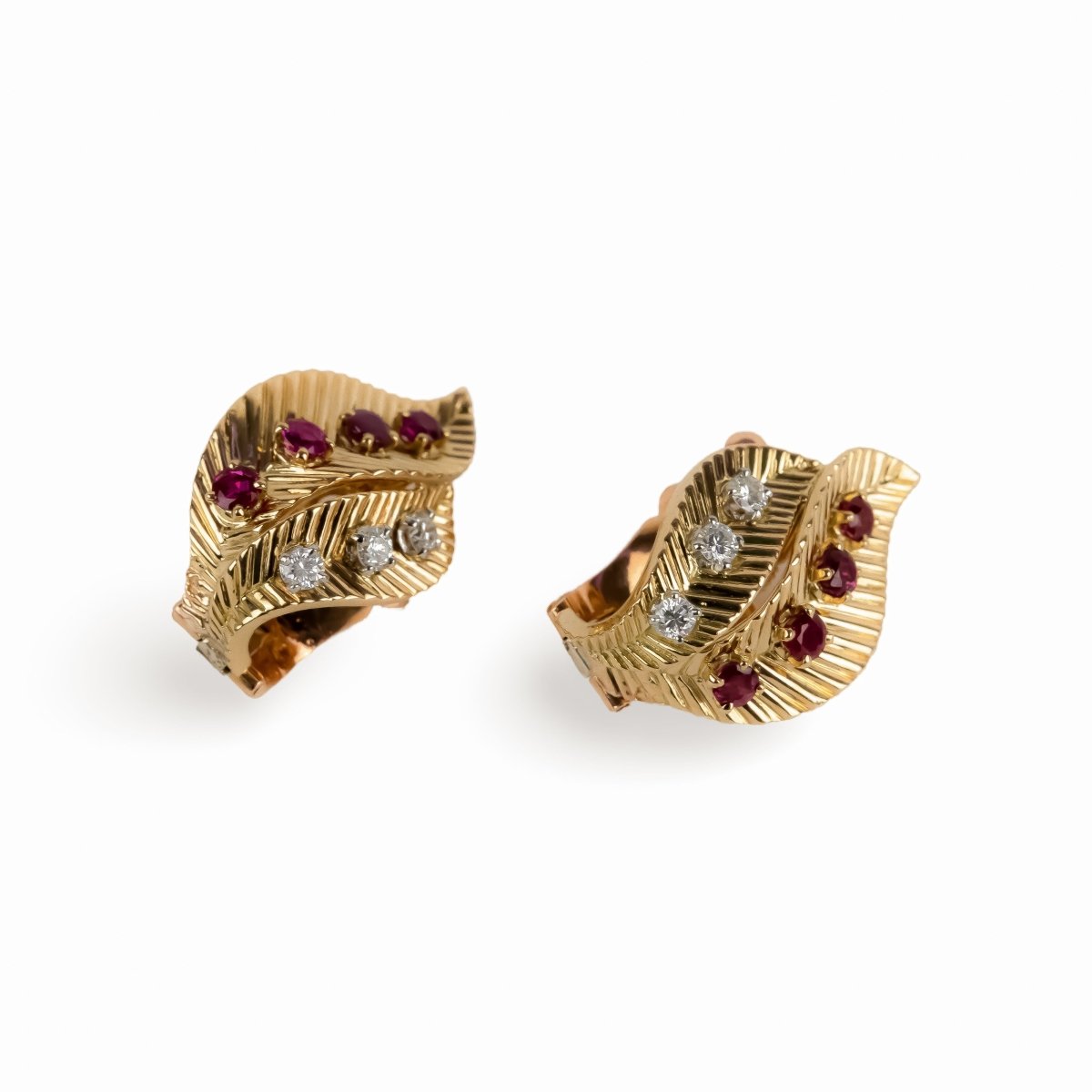 Boucles d'oreilles "Feuillage" VAN CLEEF & ARPELS en or jaune, rubis et diamants - Castafiore